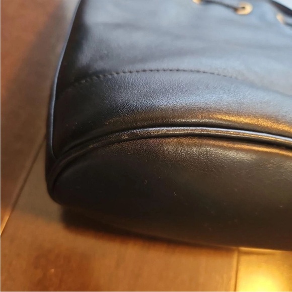 Gucci Black Leather Shoulder Bag with Gold Hardware - Picture 9 of 16